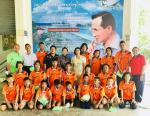 ผู้บริหารสถานศึกษามอบประกาศนียบัตรและเหรียญแก่นักกีฬาแบดมินต